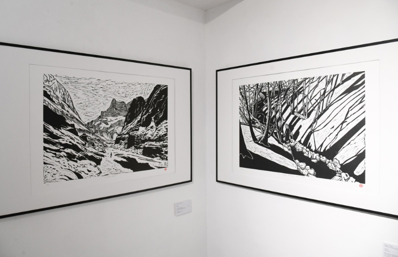 Cowrice的版畫作品，詮釋了從一道河流的伸延，連系了世界不同地域，也恍若勾畫過去、現在與未來。