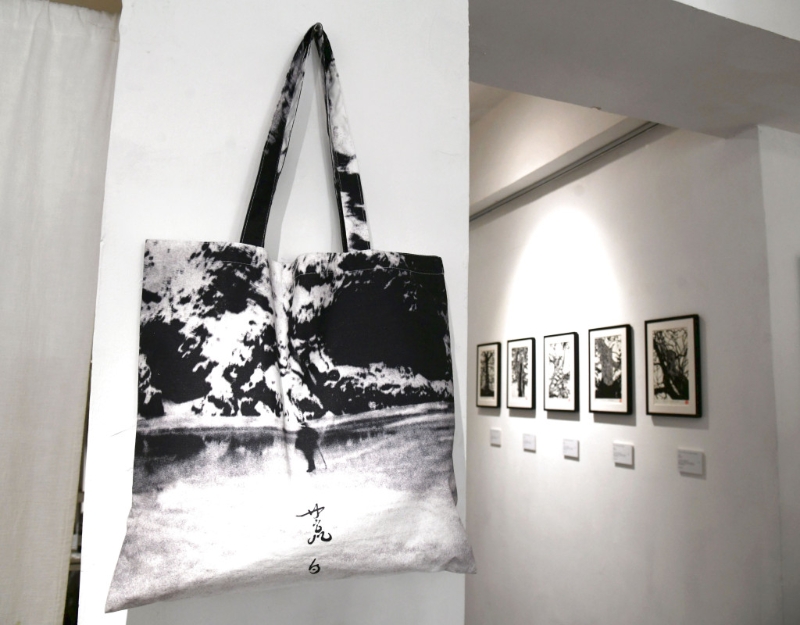 是次展覽亦同時推出多項主題商品如環保袋、T恤及明信片等等。