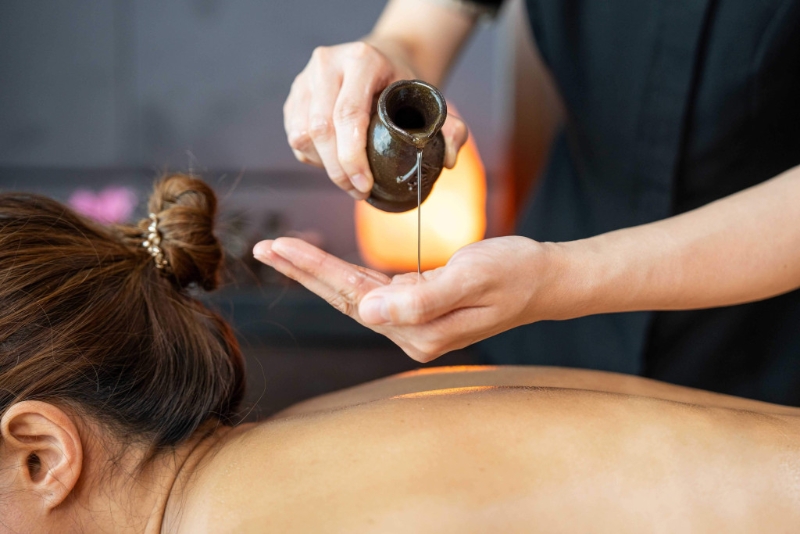 期間限定的”茶萃排毒“水療套餐$1,388一位，以天然的茶療基礎結合按摩手法，包括30分鐘全身煥膚磨砂、60分鐘以蘊含葡萄柚及黑胡椒成份的精油結合傳統中式穴位按摩技巧按壓及茶萃精華眼膜。療程后，享用Tea Chateau宇治抹茶。