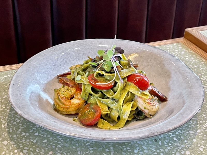 意大利香草醬大蝦闊扁面（$158），采用手工闊扁面，口感帶點煙韌，而且富有蛋香，加入了自家調制香草醬。