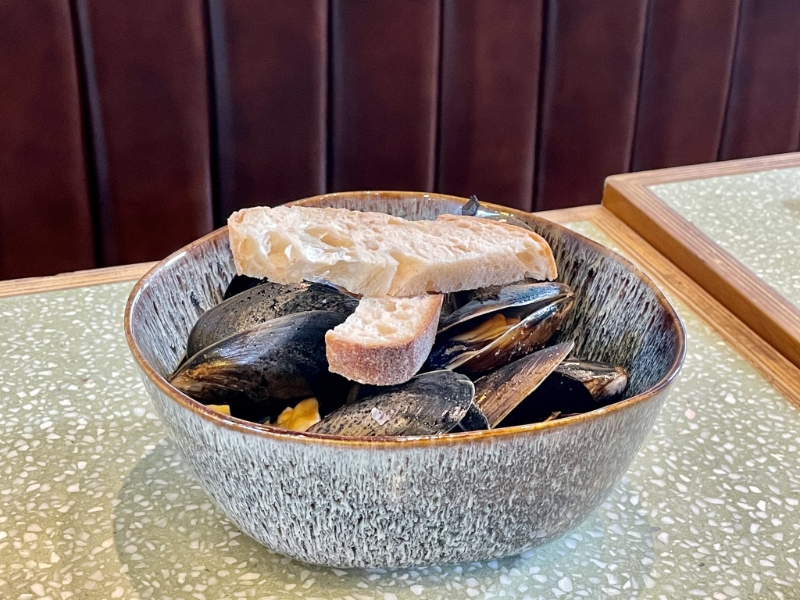 全新新鮮青口配茴香酒汁（$128）青口加入茴香酒同煮，青口汁帶有草本香氣，鮮味十足。