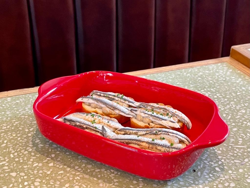 白鳀魚茄子蓉多士（$98）澳洲茄子肉加入橄欖油攪勻成醬料，搽上多士再鋪上意大利白鳀魚魚片，白鳀魚肉質柔軟又夠鮮味，加上酸甜的茄子蓉，夏天食十分開胃。