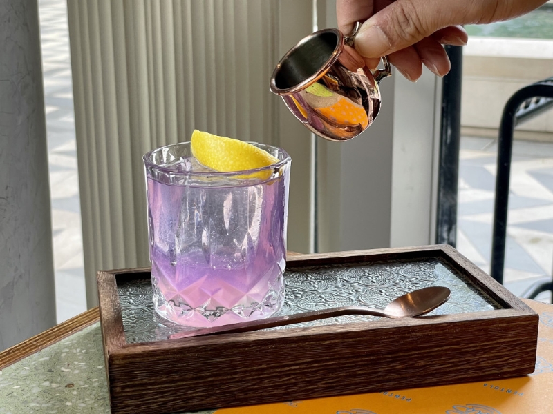 Sweet Dream（$98）將蝶豆花加入品牌“白蘭樹下”氈酒，倒入檸檬汁，雞尾酒顏色隨即由藍轉紫，打卡一流！