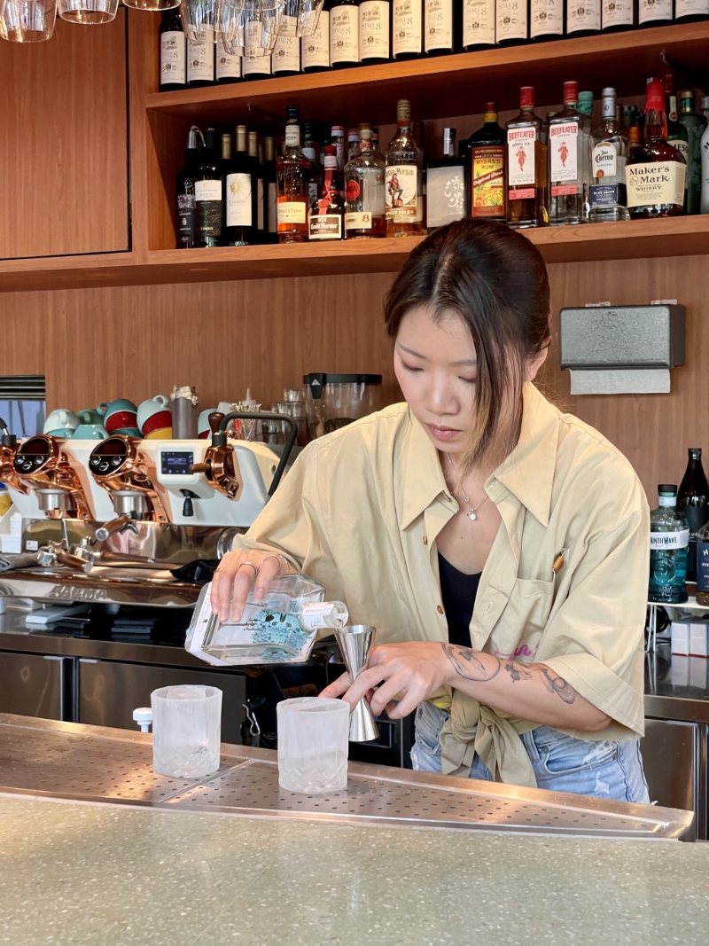 餐廳中央設有酒吧枱，供應各式各樣的特色雞尾酒。