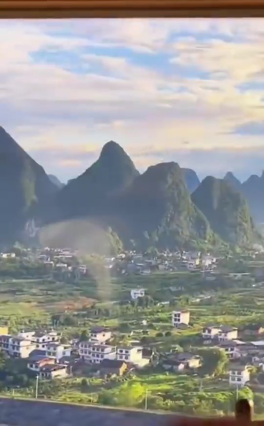 火車行色匆匆，綠野煙村擦肩呼嘯而過?！靶氯A網”微博官方頻道截圖