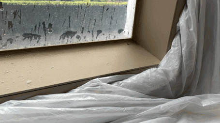 打開窗，沿著窗邊四周套上或攝入膠袋，然后再關窗，把垃圾袋夾實，就可有效擋著雨水