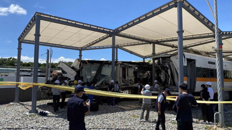 鐵警刑大鑒識人員與臺鐵人員1日重啟太魯閣號408車次第7、8節車廂搜查。 中時