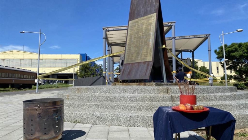 鐵警與臺鐵人員9月1日上午重啟太魯閣408車次車廂搜查，現場人員祭拜后開始搜查。 中時