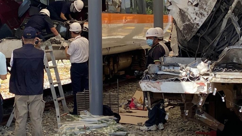 鐵警鑒識人員全場錄影存證后，逐一從車廂內拿出遺留物。 中時