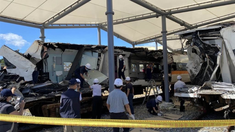 鐵警刑大鑒識人員與臺鐵人員共約10多人，在臺鐵富岡機廠搜查車廂遺骸。 中時