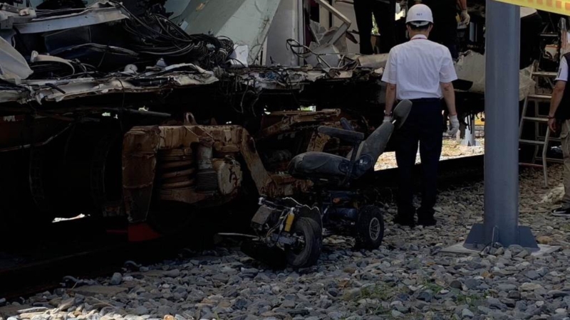 鐵警刑大鑒識人員從車廂內搬出一臺疑似電動輪椅。 中時