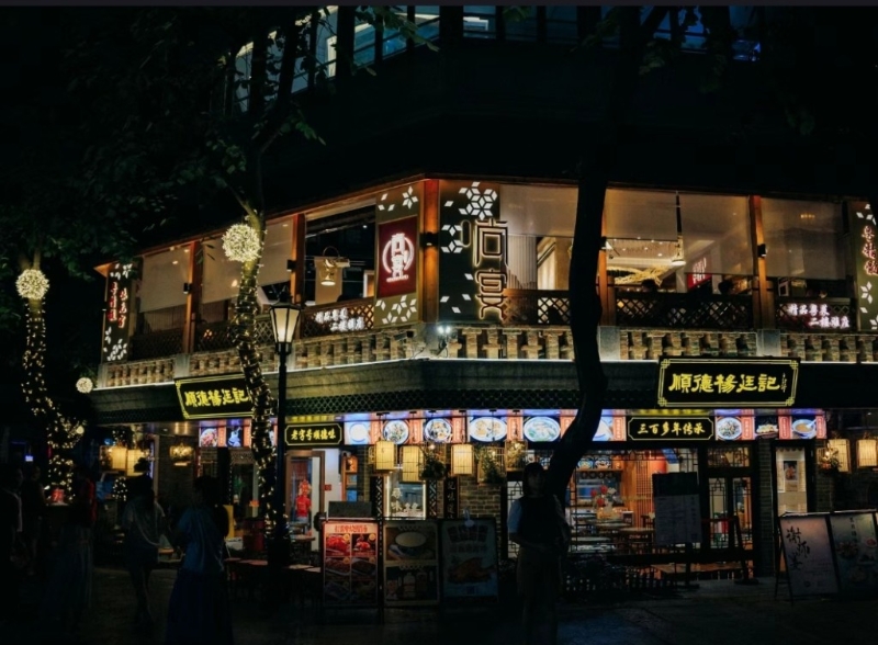 古老街道晚上燈火通明。圖：小紅書@小辣椒出去玩吖