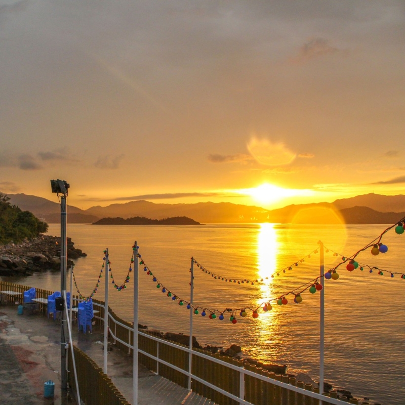 白石BBQ燒烤場設有蓋BBQ燒烤場與及海邊獨立屋，并提供超巨型戶外兒童彈床、風箏區及麻將租賃等了各類娛樂活動。只要在App登記成為會員，可獲贈＄100迎新優惠券。（W）