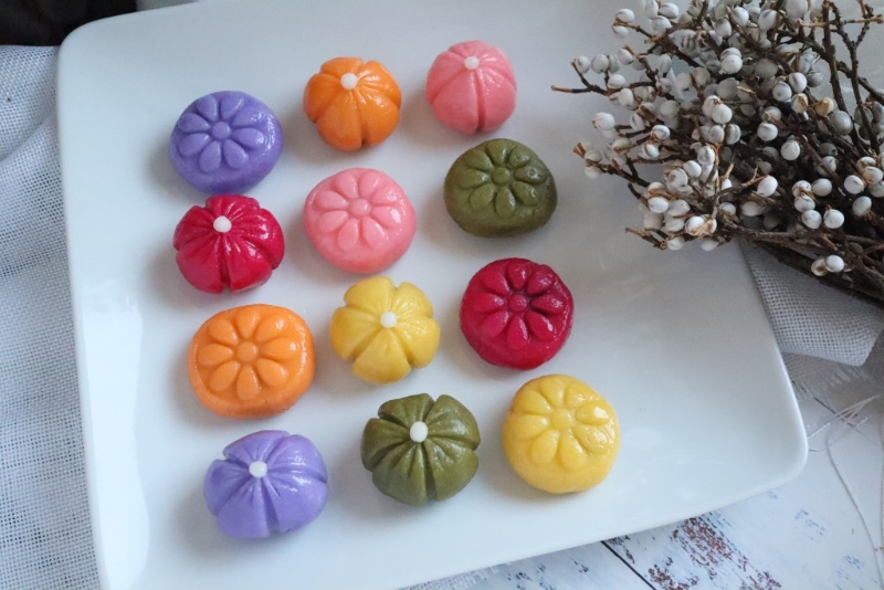 在黃埔天地消費滿$200或以上，可換領于9月23日至10月2日舉行的月滿中秋工作坊入場券1張，包括制作精致日式芒草花環、韓式月見幸福松餅（見圖）或越式水燈籠。 （W）