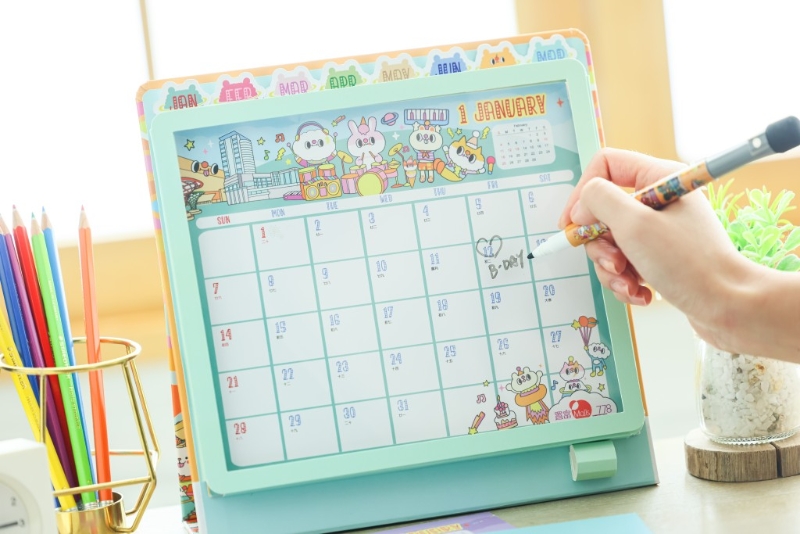 由10月1日起，凡Fortune+會員于置富Malls指定單一商場內，任何2間商戶累積消費滿$400，包括$300或以上的電子貨幣或機印消費單據，又或以Fortune Malls App使用Point+即可換領Messy Desk區區Happy2024年座枱月歷。 （F）