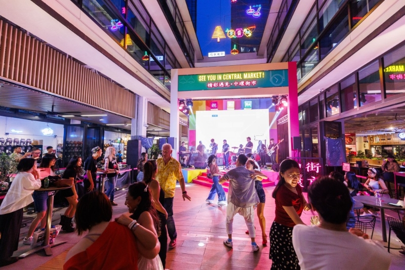 華懋集團旗下的8大購物商場，包括如心廣場、翩滙坊、好運中心、希爾頓中心、順福糧倉、粉嶺名都商場、上水名都商場、巴黎。 倫敦。