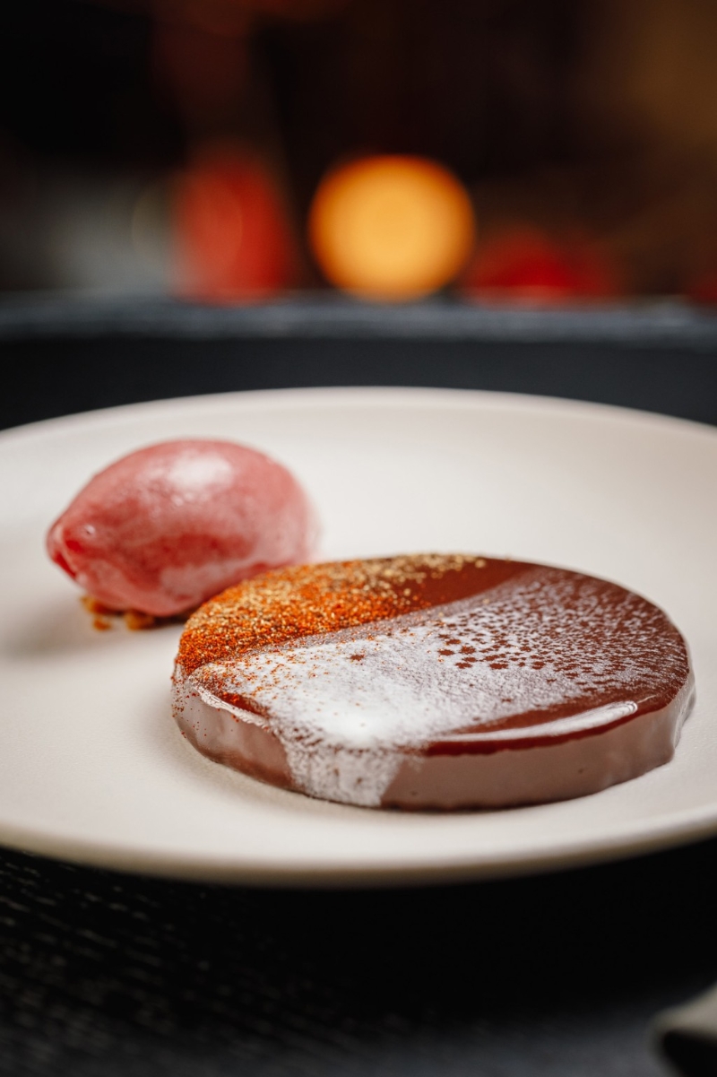 麻辣朱古力慕絲——中秋甜品，形狀如明月，光滑表面刻上月亮紋理，口感輕軟，味道香甜帶麻辣馀韻。