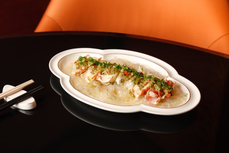 日本帝王蟹腳肉涼皮 （$698），以肥美帝王蟹腳肉加涼皮及燒椒醬煮至剛熟，蟹肉鮮甜惹味。