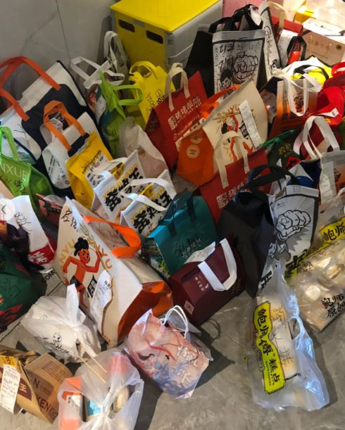 貼主可為香港客人反向代購貨品包括美食、鮮花、文件、落下的物品，以至可為客人接一對一訂單