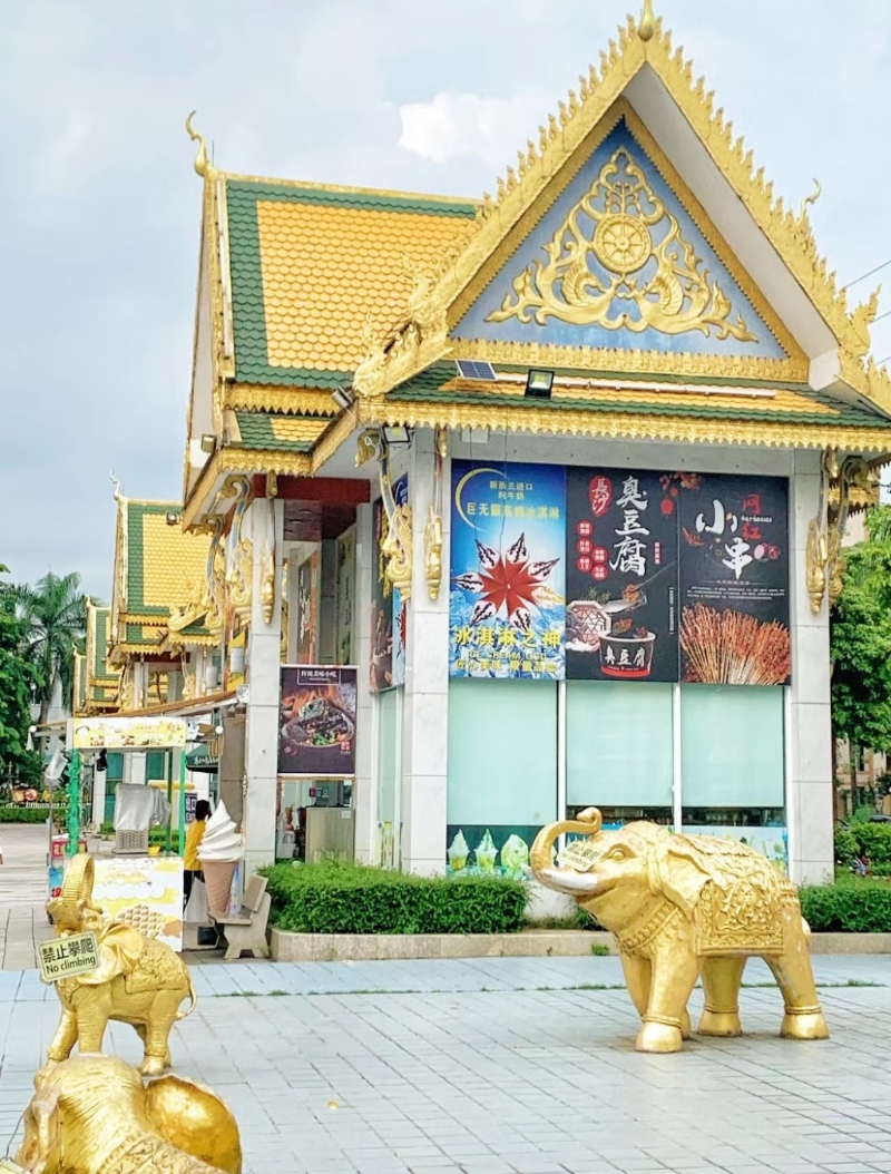 廣州小泰國2023｜8. 廣州曼古園 泰國特式建筑，原來是小吃店，售賣冰淇淋、臭豆腐、燒烤串。（小紅書@孖你一起遛娃）