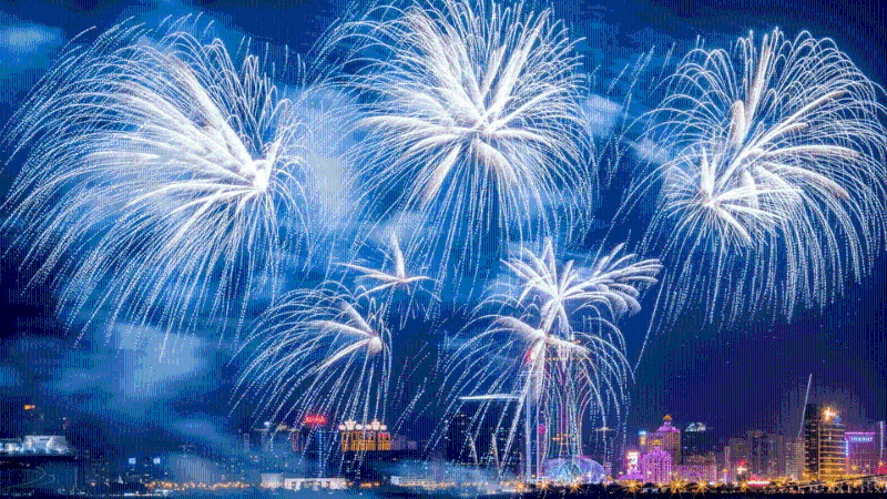 由９月上旬起，每個星期六都會上演精彩絕倫的煙花匯演。