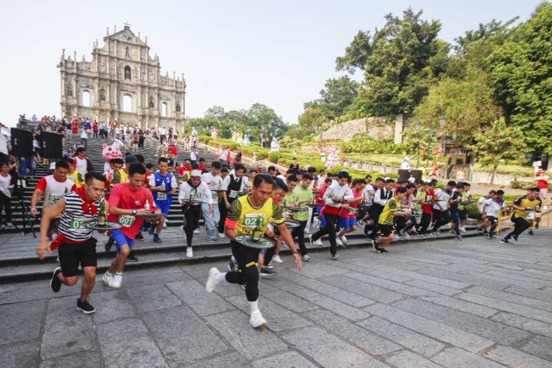 參賽者精心打扮，高速運送“澳門啤酒”托盤。