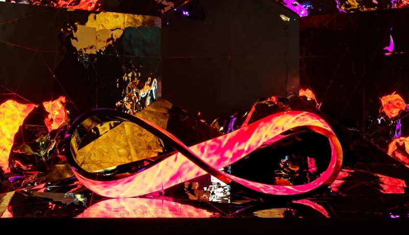 蕭勤的藝術作品揉合中國傳統哲學以及太空旅游等元素，讓參觀者感受一場時空交錯的旅程。