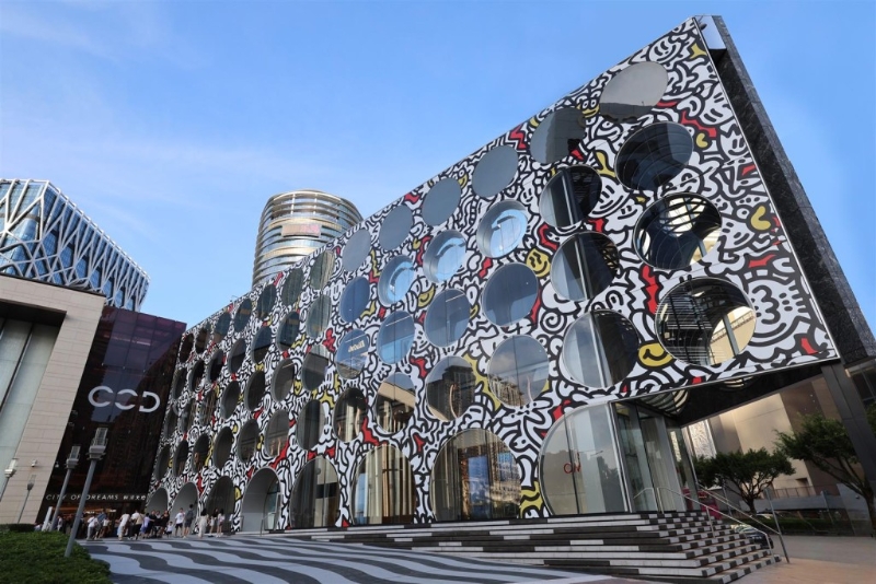 Mr Doodle風格以複雜的線條和圖案為特色，今次將新濠天地變成他的畫板，盡顯個人風格。