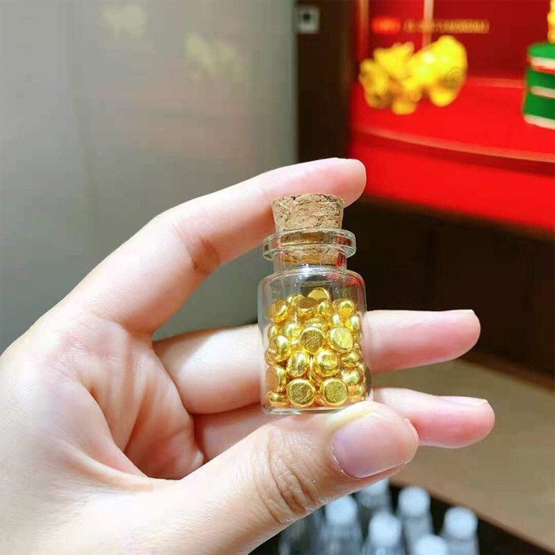 有人表示，金豆更像縮小版的金條，拿著感覺更安心，有的更會寫道「每個月買幾百元的金豆豆存起來，只要金價漲，我就算賺錢」、「攢錢不如攢金，買金豆豆等于理財」。