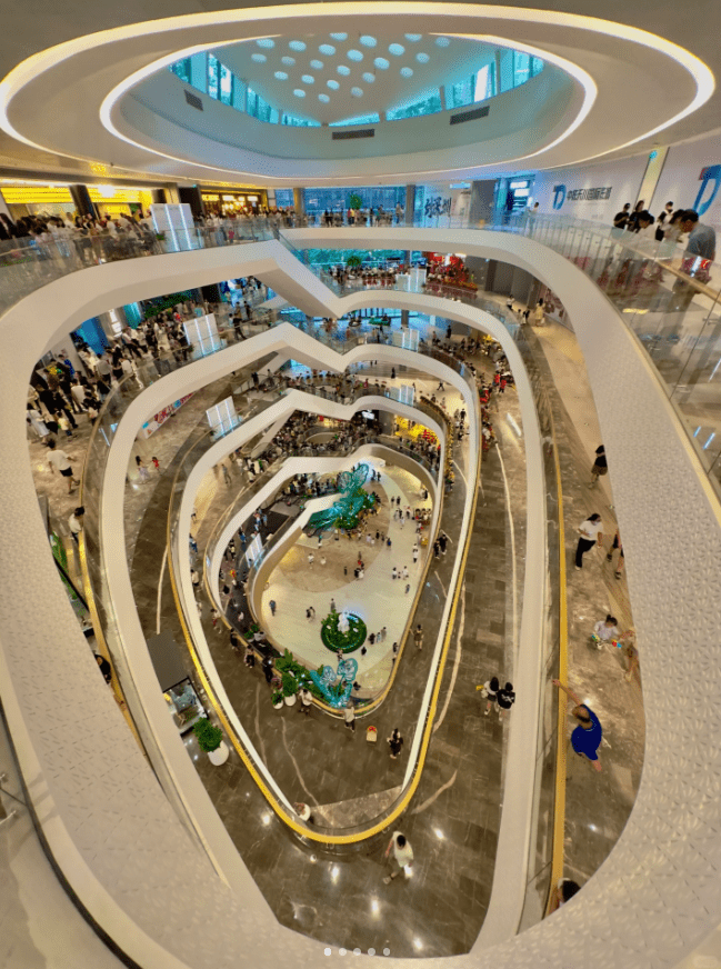 KK TIME商場面積10萬平方米。（