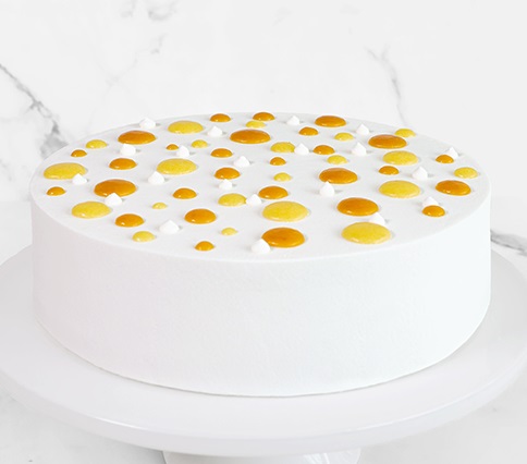 芒果海綿蛋糕（件裝 $68、原個蛋糕9吋 $680），造型清雅簡約，白色淡忌廉佐橙黃果泥及海綿蛋糕，簡單又美味。