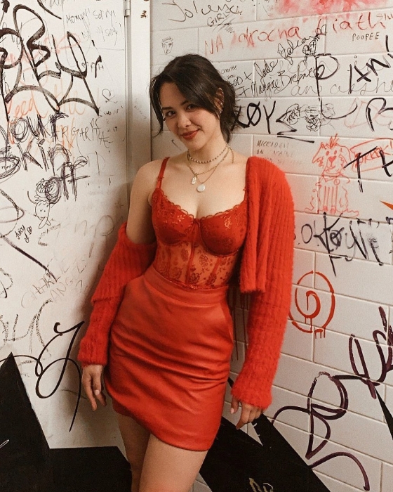 張敏鈞遺傳母親的美貌與身材。