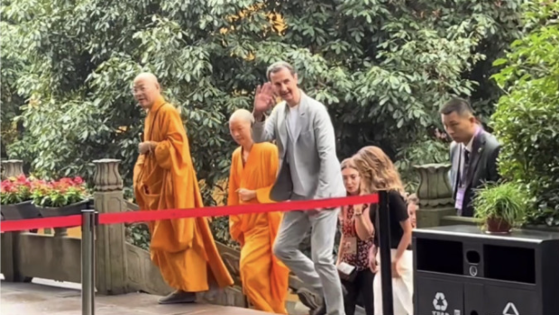 敘利亞總統巴沙爾在杭州靈隱寺向群眾揮手。