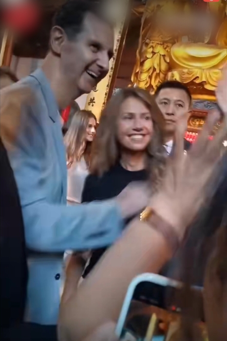 巴沙爾夫婦與群眾親切互動。