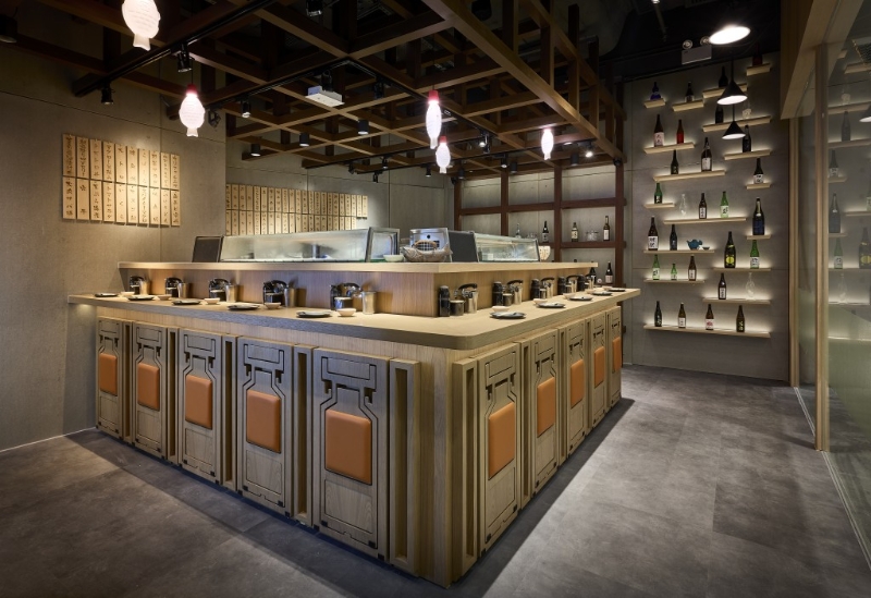 餐廳采用立食模式，由板前師傅一貫一貫地送上新鮮掐好的握壽司。