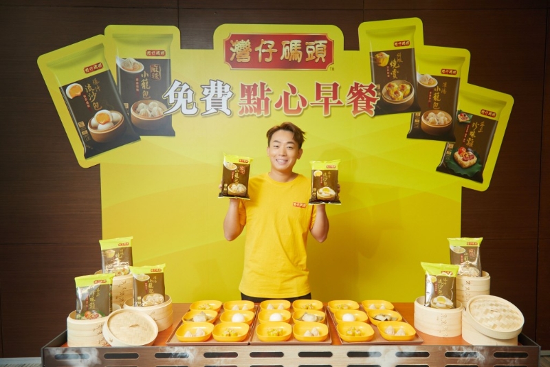 岑珈其變身美食特派員，免費派發灣仔碼頭點心。