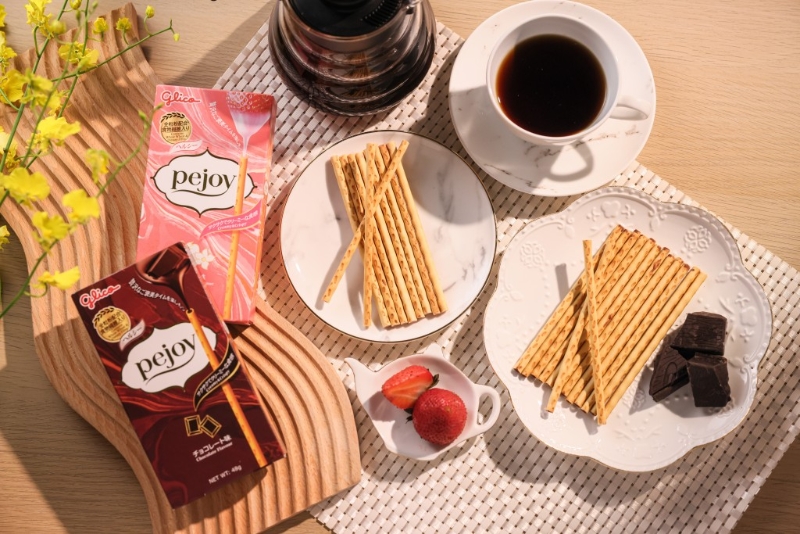 固力果Pejoy的特濃朱古力及士多啤梨口味來心餅干條。