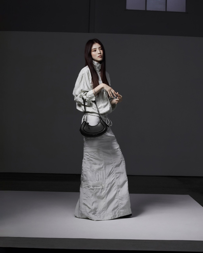 全球品牌代言人韓星韓韶禧演繹秋季系列Petra黑色微笑手袋。