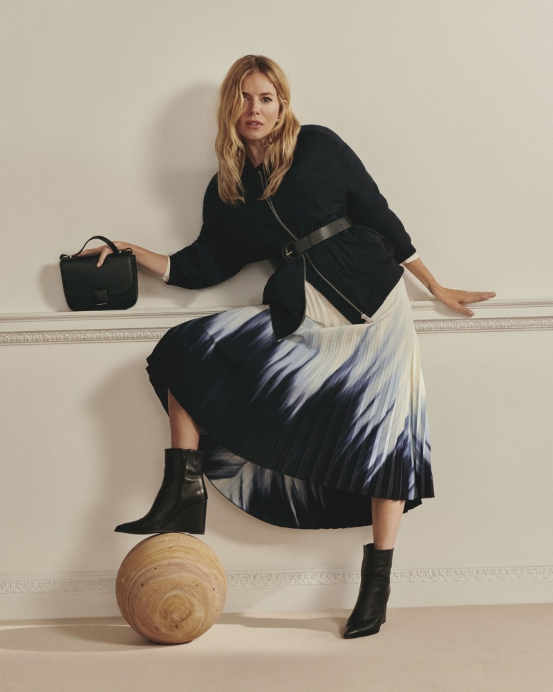 Marks & Spencer秋季系列新品，找來身為代言人的英國女演員Sienna Miller型格演繹，圖為全新黑色人造皮革斜揹手袋$449。 （Marks & Spencer）