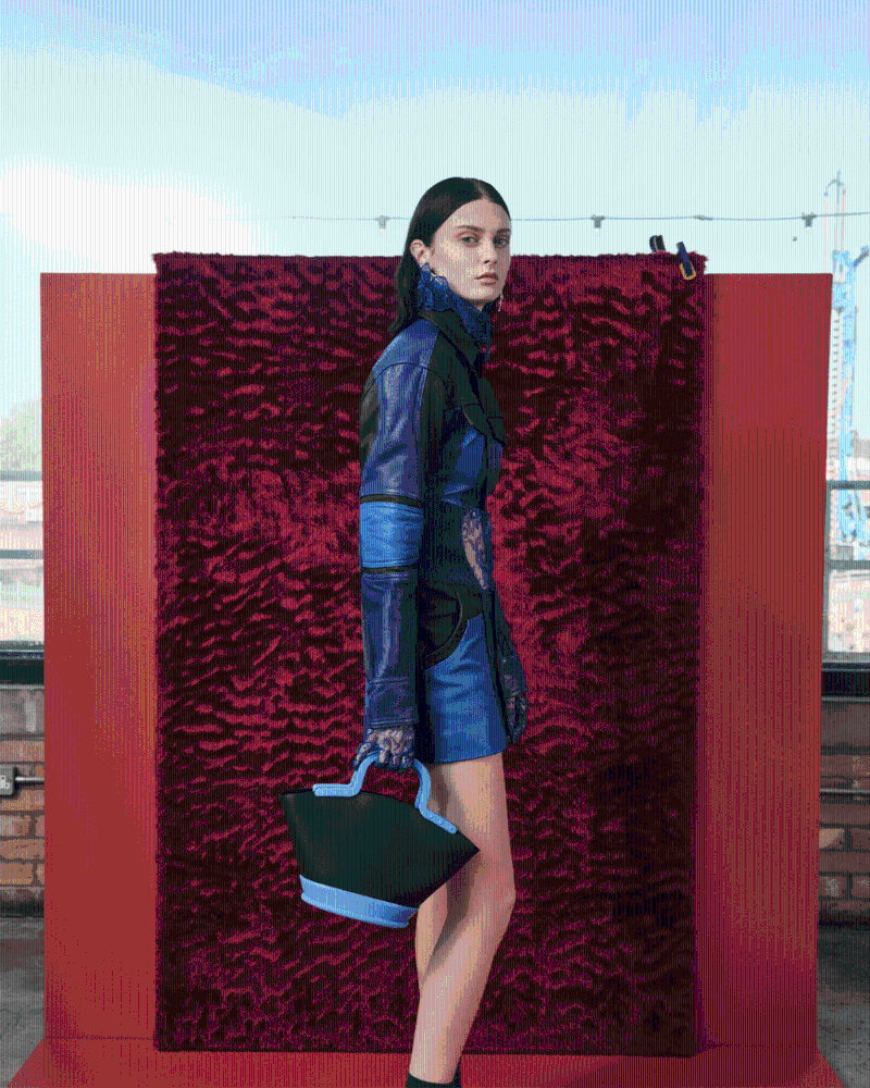 Fan扇形手提袋、$639、Charles & Keith。