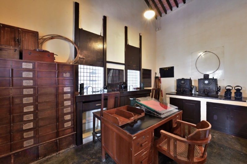 香港鐵路博物館內設有展覽廳、舊售票處及訊號控制室。