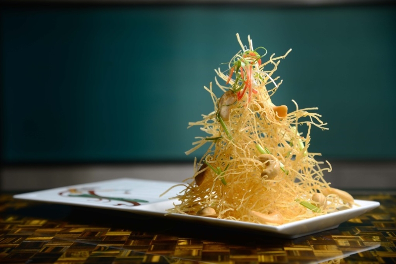 金絲脆腰果$110，金絲即炸脆的芋絲，淋上白醋混合蜜糖的醬汁，酸甜中和了油膩感。