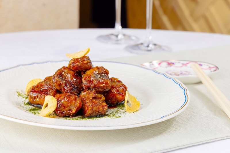 黑椒雪花牛肉$738，炸香渤海黑牛肉塊表面，加牛油、黑胡椒及蠔油快炒至焦糖色，未入口先傳來香氣。