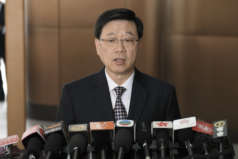 圖為李家超今日啟程前于香港機場見記者。