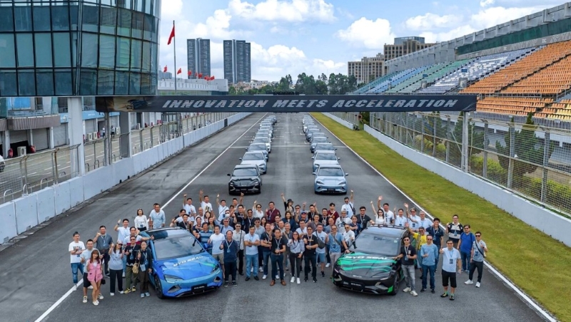 翌日傳媒乘車前赴珠海賽車場，賽道上停放近20輛比亞迪海豹電動車供試駕。