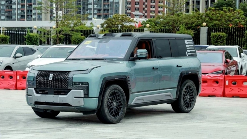 原地360度打轉的仰望U8。