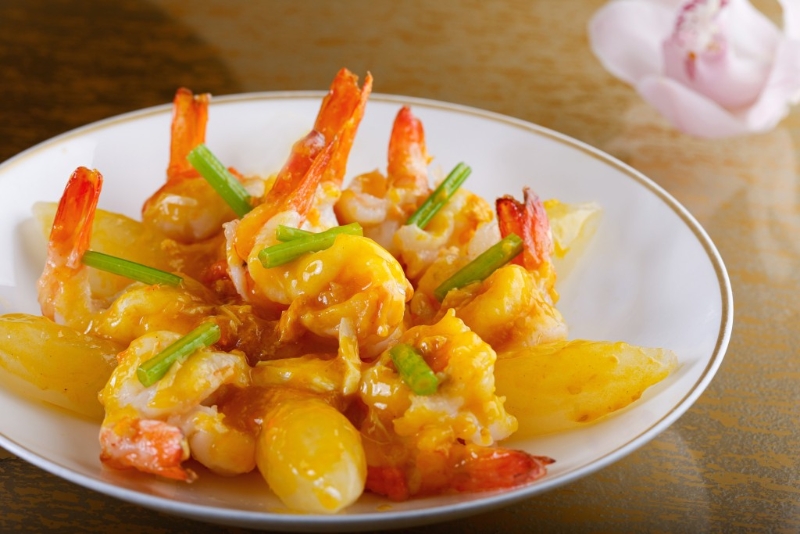 白玉蟹粉燴鮮蝦，爽口的鮮蝦與軟腍的白玉蘿卜伴蟹粉燴煮，兩者吸收了蟹粉的味道，齒頰留香。