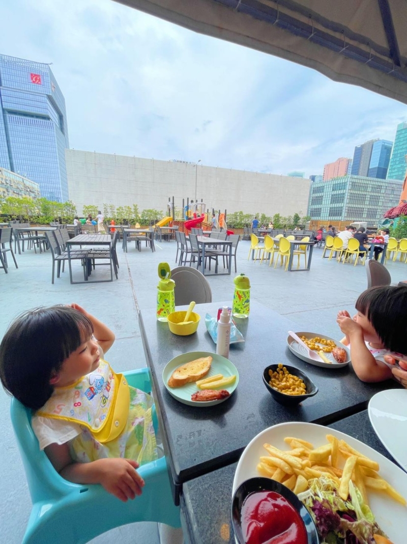 如遇天雨會有帳幕，無阻客人燒烤或享用美食。 （圖片來源：《親子王》）