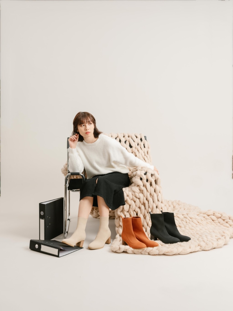 以針織物料制作的Karl Knit短靴，原價$690、10月31日或前優惠價$621，The Korner。