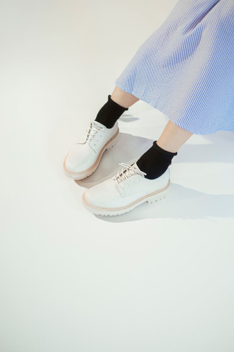 白色牛皮Karin牛津鞋，原價$690、10月31日或前優惠價$552，The Korner。